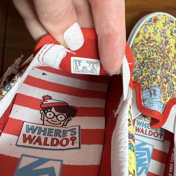 VANS OFF THE WALL WHERE'S WALDO? Classic Slip On Womens 7 Men’s 5.5 NWB - Picture 4 of 5